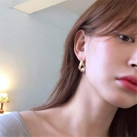 Unique Hand Holding Pearl Gold Earrings 2.2 cm - Picture 4 of 4